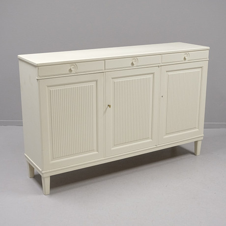 CARL MALMSTEN. SIDEBOARD, "HERRGÅRDEN", BODAFORS. på auktion hos Björnssons Auktionskammare