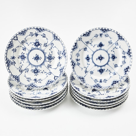 ROYAL COPENHAGEN. Assietter 12 stycken, Musselmalet helblond, modell 1087. på auktion hos Stockholms Auktionsverk Magasin 5