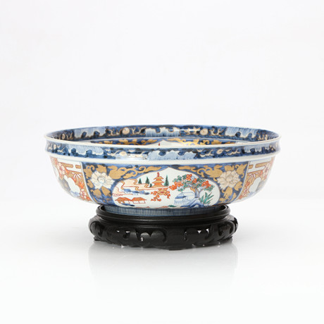 SKÅL PÅ TRÄSTÄLL. Porslin med Imari-dekor. Japan, 1900-tal. på auktion hos Skånes Auktionsverk