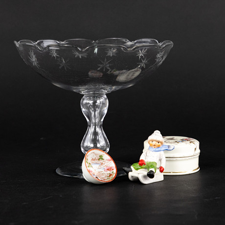 GLAS & PORSLIN, 4 delar, bl. a. Goebel. på auktion hos Karljohan Auktioner
