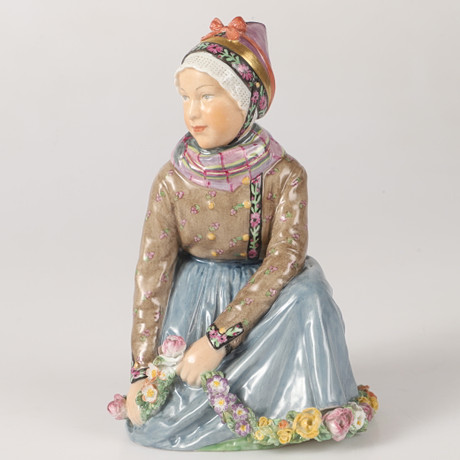 CARL MARTIN-HANSEN. Figurin, "Færø", porslin, Royal Copenhagen, Danmark. på auktion hos Helsingborgs Auktionskammare