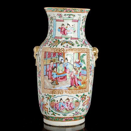 VAS, Kina, Kanton, 1800-tal, dekor i famille rosefärger av figurscener, porslin. på auktion hos Crafoord Auktioner Stockholm