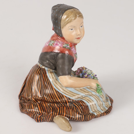CARL MARTIN-HANSEN. Figurin, "Færø", porslin, Royal Copenhagen, Danmark. på auktion hos Helsingborgs Auktionskammare