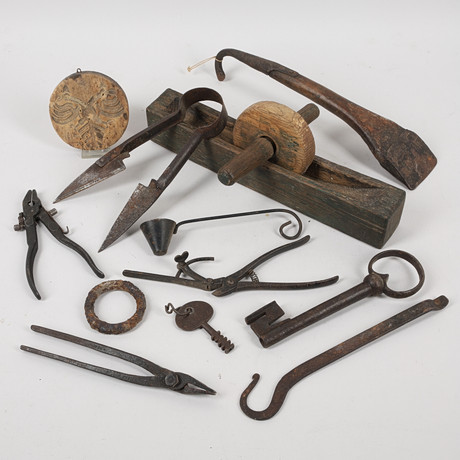 ALLMOGEFÖREMÅL, parti, trä och metall, bl.a. kryddkvarn och ullsax, 1800-/1900-tal. på auktion hos Ekenbergs Auktioner