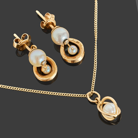 COLLIER & ÖRHÄNGEN, ett par, 18k guld, genombruten dekor, odlade pärlor. på auktion hos Crafoord Auktioner Stockholm