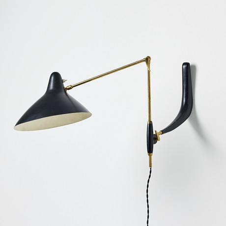 SVEND AAGE HOLM SØRENSEN. Vägglampa, Danmark, 1950-tal, mässing och svartlackerat stål. på auktion hos Stockholms Auktionsverk Magasin 5