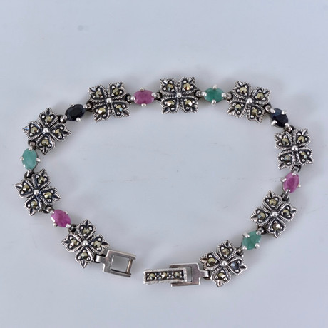 ARMBAND, med markasiter, rubin, smaragd och safirer, sterlingsilver. på auktion hos Halmstads Auktionskammare