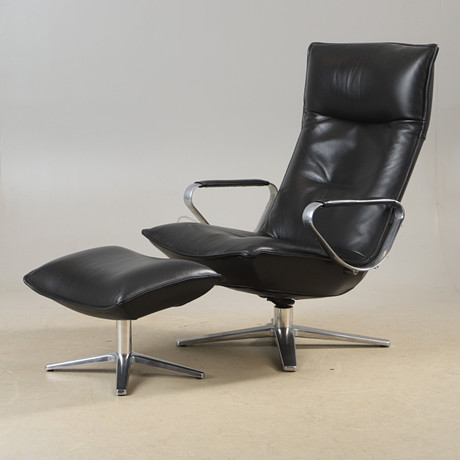 NIELS GAMMELGARD. Fåtölj samt pall, "Laid back", Conform, 2000-tal. på auktion hos Helsingborgs Auktionskammare