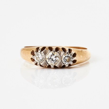 RING, 18 k guld, dekor med 3 briljanter totalt ca 0,40 ct, Juvelerare AB J. Petterssons Eftr., Stockholm 1952. på auktion hos Stockholms Auktionsverk Magasin 5