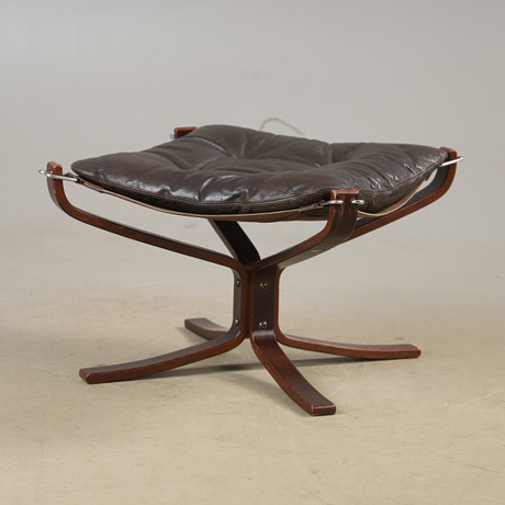 SIGURD RESELL (1920-2010). Fotpall, "Falcon", skinn och bok, Vatne Møbler, 1900-talets andra hälft. på auktion hos Helsingborgs Auktionskammare