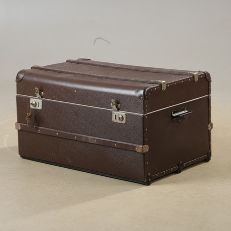 KOFFERT, trä/papp, 1900-tal. på auktion hos Helsingborgs Auktionskammare