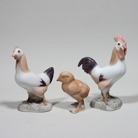 SVEND JESPERSEN. för Bing & Gröndahl, figuriner #2192, 2193, 2194, tupp höna och kyckling i porslin, Danmark, på auktion hos Markus Auktioner