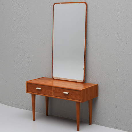 HALLMÖBEL, byrå samt spegel, fanerad i teak, kromade handtag, 1960-tal. på auktion hos Auktionsmagasinet Vänersborg
