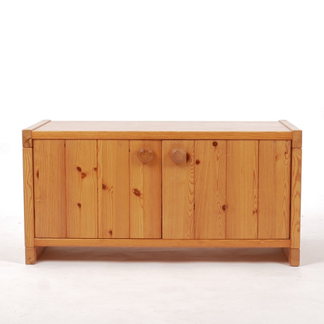 SKÅP/SIDEBOARD, furu, 1970-tal. på auktion hos Auktionsfirma Kenneth Svensson i Kalmar