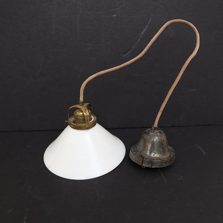 TAKLAMPA, så kallad skomakarlampa, tidigt 1900-tal, fäste i mässing, skärm i vittonat glas. på auktion hos Falun Auktionsbyrå