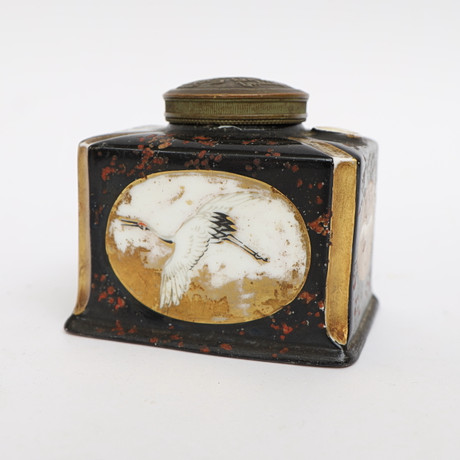 BLÄCKSTÄLL, 1800-1900-tal, med handmålad dekor och förgyllning av bland annat storkar, lock i patinerad koppar på auktion hos Falun Auktionsbyrå