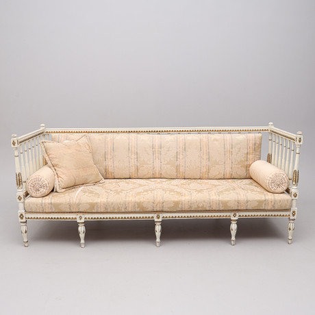 SOFFA, GUSTAVIANSK STIL, 1800-TALETS SLUT/1900-TALETS BÖRJAN. på auktion hos Crafoord Auktioner Lund