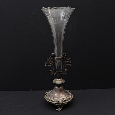 STRUTVAS, tidigt 1900-tal, nysilver och slipat glas. på auktion hos Falun Auktionsbyrå