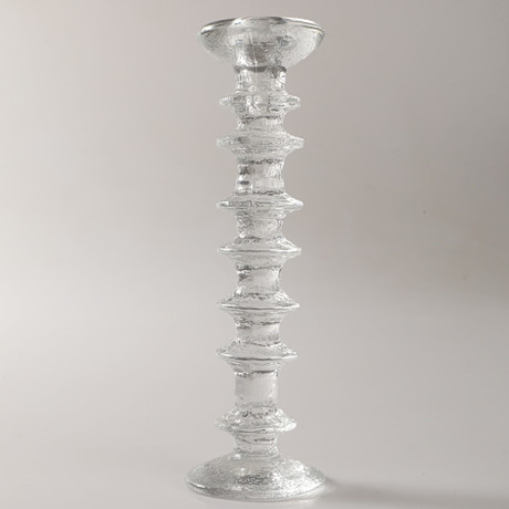 TIMO SARPANEVA. Ljusstake, "Festivo", glas, Iittala, Finland. på auktion hos Helsingborgs Auktionskammare