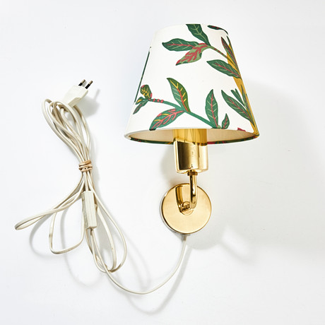 JOSEF FRANK. Vägglampa, modell 2143, mässing, firma Svenskt Tenn. på auktion hos Stockholms Auktionsverk Magasin 5