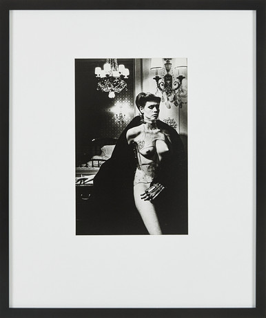 HELMUT NEWTON. Efter, "Jane Kirby, Avenue Kleber, Paris 1977." Offsetlitografiskt fotografi, ur sviten Special på auktion hos Stockholms Auktionsverk Magasin 5