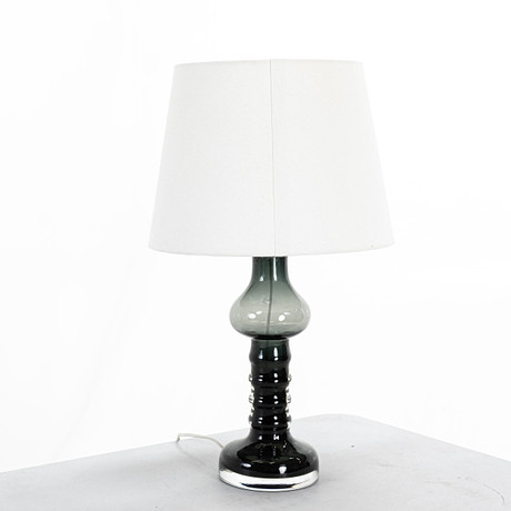 HANS OVE SANDBERG, Bordslampa, glas, Kosta Boda, 1900 - talets andra hälft. på auktion hos Handelslagret Auktionsservice