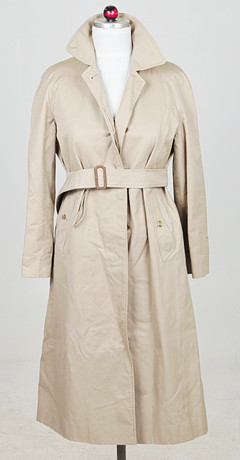 BURBERRYS. Trenchcoat, England.