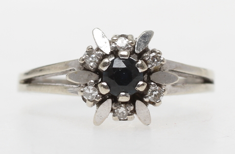 RING, 14k guld med vita stenar samt safir. Vikt 3,3 gram.