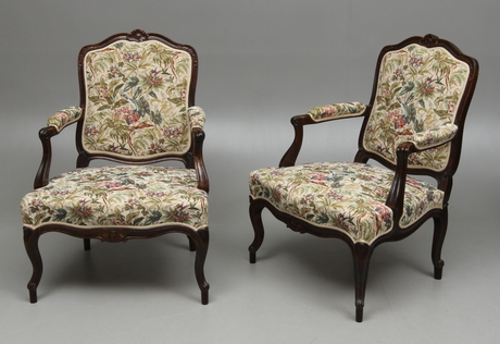 KARMFÅTÖLJER 1 par, rokokostil, 1900-tal.