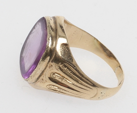RING, 14k guld med lila sten. Vikt 6,9 gram.