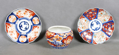 2 TALLRIKAR SAMT SKÅL, Imari, Kina, 18001900-tal.