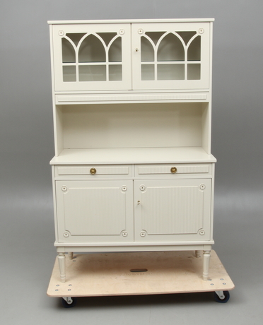 MATSALSSKÅP, med vitrinöverdel, gustaviansk stil, 192000-tal.