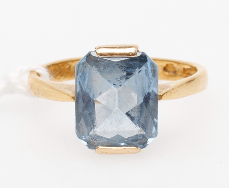 RING, 23k guld, med AQUAMARIN, total vikt ca 6,9 gr.