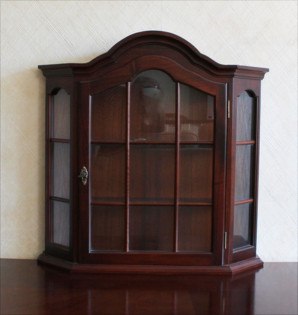 VITRINSKÅP i mörkbetad trä, slutet av 196070-tal.