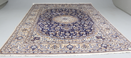 MATTA, Orientalisk, Nain, med silkesinslag, 350 x 245 cm.