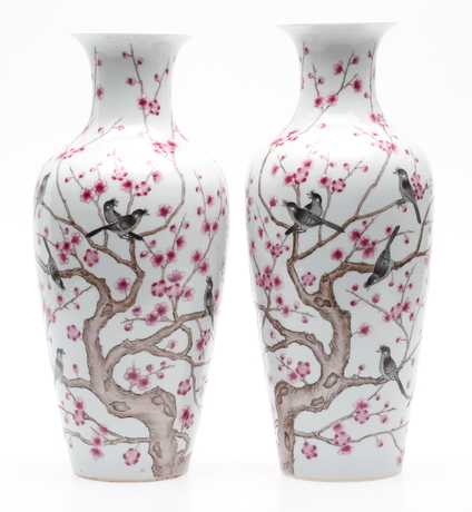 VASER, ett par, porslin, Kina, 1900-tal.