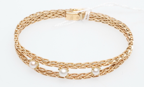 ARMBAND med PÄRLOR, 18k guld, vikt ca 20,6 gr.