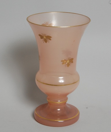 VAS, glas, med dekor av bin, 1900-talets första hälft.