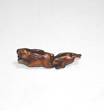 NETSUKE, two rabbits, boxwood, Japan, Ishikawa. Asiatica - Auctionet