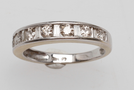 VITGULDSRING, 14k guld, med diamanter, vikt ca 3,3 gr.