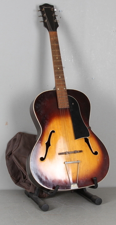 AKUSTISK GITARR, märkt Ceuvå.