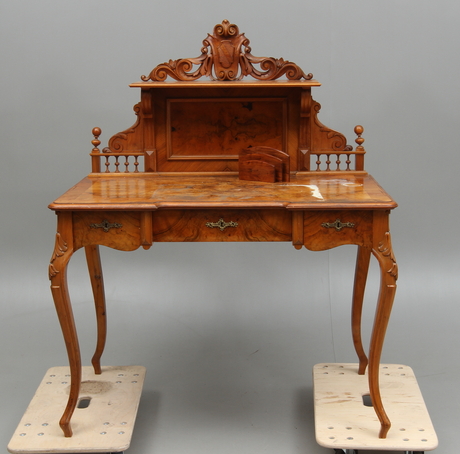 SKRIVBORD, bland annat valnöt, 1800-talets slut.