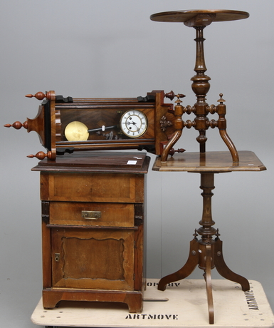 PELARBORD, 2 st, KOMMOD samt SKÅPSUR. 1800-talets slut.