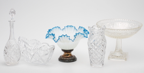 GLASFÖREMÅL, 5 delar, bl.a. pressglas.