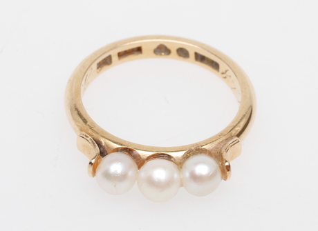 RING MED PÄRLOR, 18k guld, vikt ca 4,2 gr.