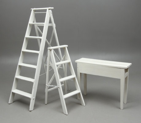 STEGAR 2st samt BORDBÄNK, bemålade, 1900-tal.