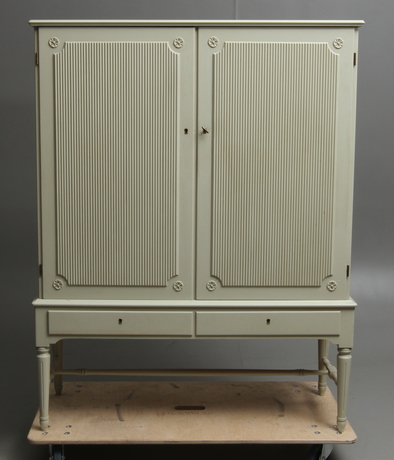 MATSALSSKÅP, gustaviansk stil, 1900-tal.