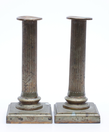 LJUSSTAKAR, ett par, mässing, sengustavianska, 17001800-tal.