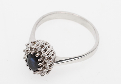 VITGULDSRING, 18k guld, med diamanter 1.06 ct samt safir, vikt ca 5,3 gr.