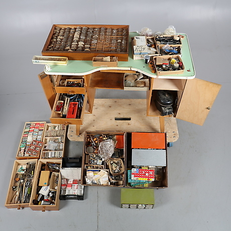 WORK TABLE AND MISCELLANEOUS WATCHMAKING DETAILS, i.a. clockwork, tools ...